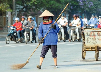 Street cleaners and their honorable work - ảnh 2